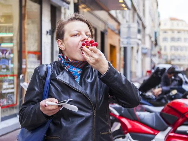 Marseille França Março 2018 Jovem Mulher Atraente Come Bolo Rua — Fotografia de Stock