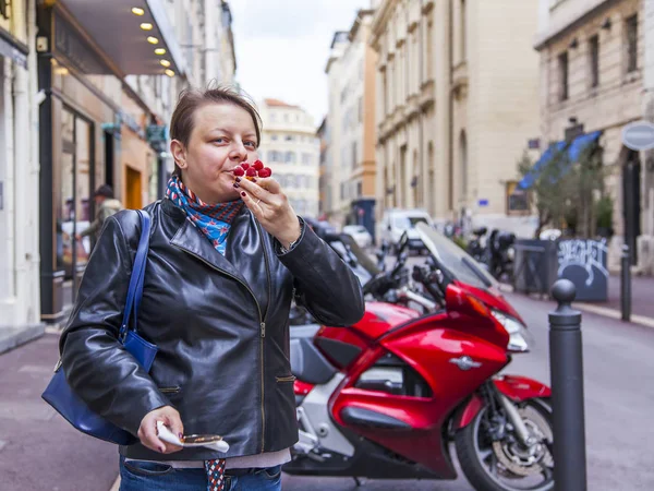 Marsylia Francja Marca 2018 Młoda Atrakcyjna Kobieta Zjada Ciastko Ulicy — Zdjęcie stockowe