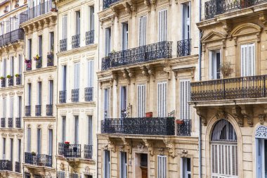 Marsilya, Fransa, 2 Mart 2018. Eski şehir ve onun zengin mimari dekor tarihsel bir bölümünde bina cephe bilir