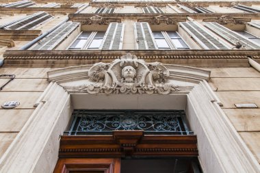 Marsilya, Fransa, 2 Mart 2018. Eski şehir ve onun zengin mimari dekor tarihsel bir bölümünde bina cephe bilir