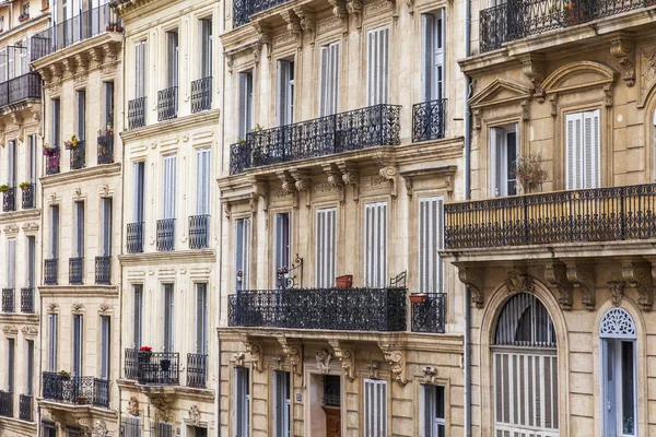 マルセイユ フランス 2018 太陽の光の都市とその豊富な建築インテリアの歴史の一部では古い建物のファサード — ストック写真