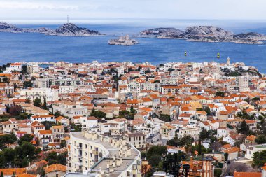 Marsilya, Fransa, 2 Mart 2018. Anket platformu Katedrali Notre-Dame de la Garde şehir panoramik bir ısmarlayarak