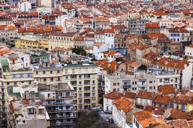 Marsilya, Fransa, 2 Mart 2018. Anket platformu Katedrali Notre-Dame de la Garde şehir panoramik bir ısmarlayarak