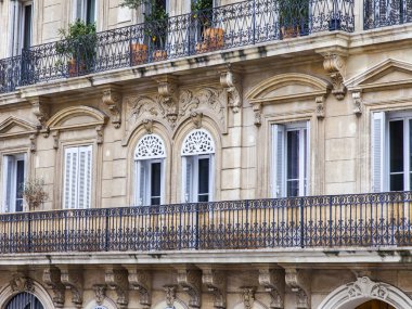 Marsilya, Fransa, 2 Mart 2018. Eski şehir ve onun zengin mimari dekor tarihsel bir bölümünde bina cephe bilir