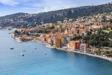 Villefranche-sur-Mer, Fransa, 6 Mart 2018. Pitoresk bir koyda bir görünümünü ve güzel binalar üzerinde bir koy çıkabilir