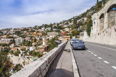 Villefranche-sur-Mer, Fransa, 6 Mart 2018. Pitoresk bir koyda kıyısında dağ otoyolda araba gitmek