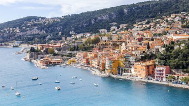 Villefranche-sur-Mer, Fransa, 6 Mart 2018. Pitoresk bir koyda bir görünümünü ve güzel binalar üzerinde bir koy çıkabilir