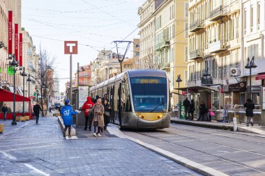 Güzel, Fransa, 7 Mart 2018. Yayalar ve tramvaylar damgasını şehir ve ana caddelerinden biri olan Avenue Jean Médecin taşımak. 