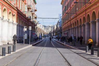 Güzel, Fransa, 7 Mart 2018. Yayalar damgasını şehir ve ana caddelerinden biri olan Avenue Jean Médecin taşımak. 
