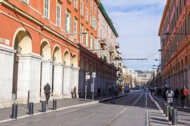 Güzel, Fransa, 7 Mart 2018. Yayalar damgasını şehir ve ana caddelerinden biri olan Avenue Jean Médecin taşımak. 