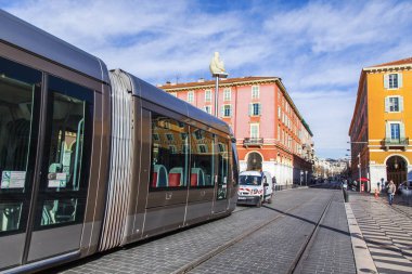 Güzel, Fransa, 7 Mart 2018. Massena Meydanı'nda modern yüksek hızlı tramvay gider.
