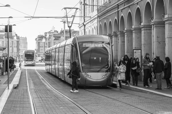 Nice Francia Marzo 2018 Los Peatones Tranvías Mueven Por Avenida —  Fotos de Stock