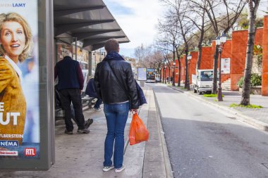 Güzel, Fransa, 7 Mart 2018. İnsanlar şehrin sokak üzerinde bir durakta otobüs beklemek