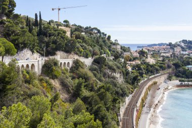 Villefranche-sur-Mer, Fransa, 6 Mart 2018. Bir görünümü pitoresk Körfezi, dolgu ve deniz kıyısı arasında geçen demiryolu