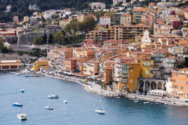 Villefranche-sur-Mer, Fransa, 6 Mart 2018. Pitoresk bir koyda bir görünümünü ve güzel binalar üzerinde bir koy çıkabilir
