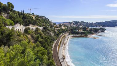 Villefranche-sur-Mer, Fransa, 6 Mart 2018. Bir görünümü pitoresk Körfezi, dolgu ve deniz kıyısı arasında geçen demiryolu