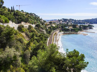 Villefranche-sur-Mer, Fransa, 6 Mart 2018. Bir görünümü pitoresk Körfezi, dolgu ve deniz kıyısı arasında geçen demiryolu