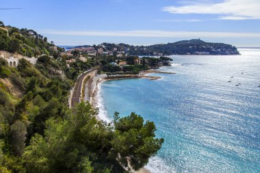 Villefranche-sur-Mer, Fransa, 6 Mart 2018. Bir görünümü pitoresk Körfezi, dolgu ve deniz kıyısı arasında geçen demiryolu