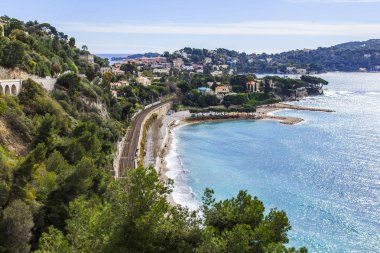 Villefranche-sur-Mer, Fransa, 6 Mart 2018. Bir görünümü pitoresk Körfezi, dolgu ve deniz kıyısı arasında geçen demiryolu