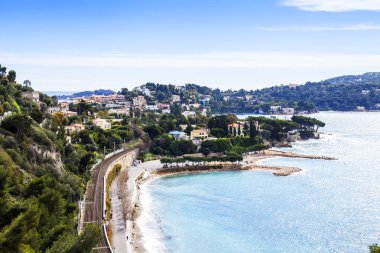 Villefranche-sur-Mer, Fransa, 6 Mart 2018. Bir görünümü pitoresk Körfezi, dolgu ve deniz kıyısı arasında geçen demiryolu