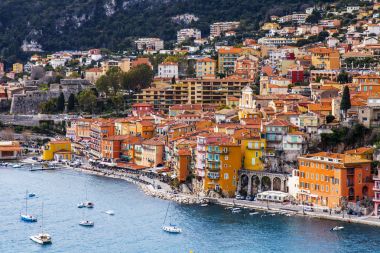 Villefranche-sur-Mer, Fransa, 6 Mart 2018. Pitoresk bir koyda bir görünümünü ve güzel binalar üzerinde bir koy çıkabilir