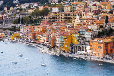 Villefranche-sur-Mer, Fransa, 6 Mart 2018. Pitoresk bir koyda bir görünümünü ve güzel binalar üzerinde bir koy çıkabilir