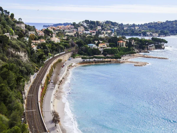 Villefranche-sur-Mer, Fransa, 6 Mart 2018. Bir görünümü pitoresk Körfezi, dolgu ve deniz kıyısı arasında geçen demiryolu
