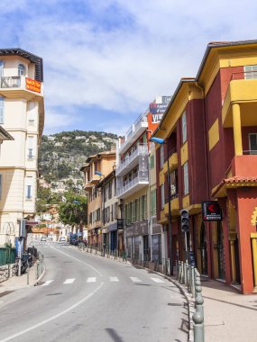 Villefranche-sur-Mer, Fransa, 6 Mart 2018. Bir kentsel ısmarlayarak, dağın eteklerinde Street
