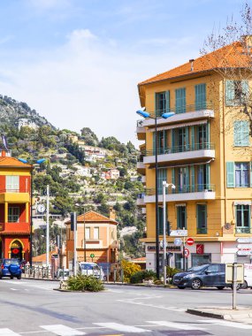 Villefranche-sur-Mer, Fransa, 6 Mart 2018. Bir kentsel ısmarlayarak, dağın eteklerinde Street
