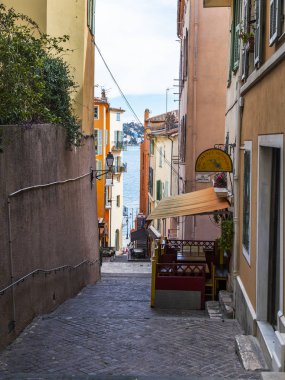 Villefranche-sur-Mer, Fransa, 6 Mart 2018. Kentsel ısmarlayarak. Eski şehrin güzel dar sokak denize taşır 