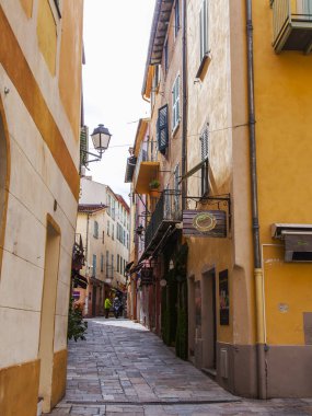 Villefranche-sur-Mer, Fransa, 6 Mart 2018. Bir kentsel ısmarlayarak, dağın eteklerinde Street