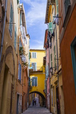 Villefranche-sur-Mer, Fransa, 6 Mart 2018. Bir kentsel ısmarlayarak, dağın eteklerinde Street