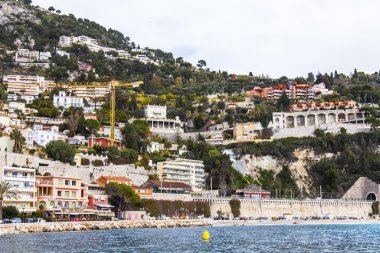 Villefranche-sur-Mer, Fransa, 6 Mart 2018. Güzel ülke evleri sahil tropik bitkiler arasında bir dağ yamacında üzerinde yerleştirildi