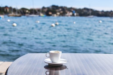 Kahve fincan deniz bir tablo arka planı