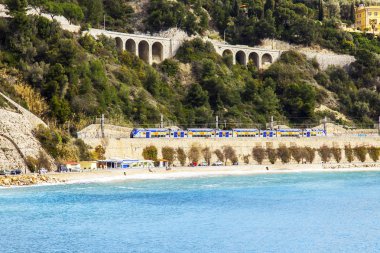 Villefranche-sur-Mer, Fransa, 6 Mart 2018. Bir görünümü pitoresk Körfezi ve deniz kıyısı arasında geçen demiryolu