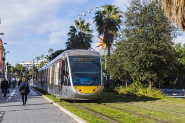Güzel, Fransa, 7 Mart 2018. Modern yüksek hızlı tramvay şehrin sokak gider