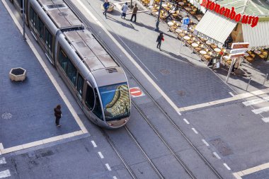 Nice, Fransa, 7 Mart tarihinde Avenue Jean Médecin hallmark şehir ve ana caddelerinden biri olan 2018.trams hareket.