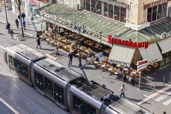 在2018年3月7日 在城市的历史部分 街道咖啡馆的小桌子期待着游客清晨 电车沿着街道走 — 图库照片