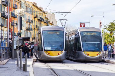 Güzel, Fransa, 7 Mart 2018. Modern yüksek hızlı tramvay şehrin sokak gider