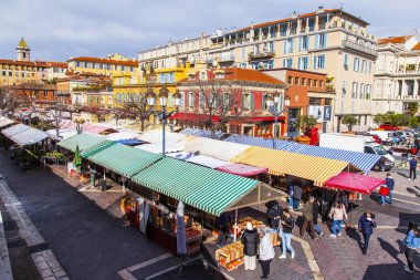 Güzel, Fransa, 7 Mart 2018. Eski şehrin tanınmış Cours Saleya piyasada. Sayaçları ile sebze, meyve ve çiftçi üretim çizgili Tente altında bulunur