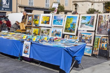 Güzel, Fransa, 7 Mart 2018. Hediyelik eşya manzara Provence manzarasına sahip iyi bilinen bit pazarı Cours Saleya sayaçları üzerinde sağlanan
