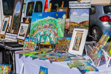 Güzel, Fransa, 7 Mart 2018. Hediyelik eşya manzara Provence manzarasına sahip iyi bilinen bit pazarı Cours Saleya sayaçları üzerinde sağlanan