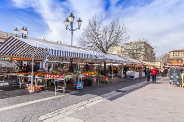 Güzel, Fransa, 7 Mart 2018. Çeşitli sebze ve meyve üzerinde iyi bilinen Cours Saleya pazarının sayaçları koyulur