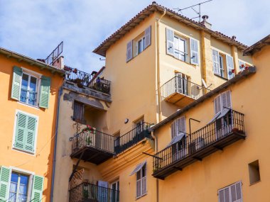 Güzel, Fransa, 6 Mart 2018. Şehir merkezinde Provence tarzında bir bina cephe bilir. 