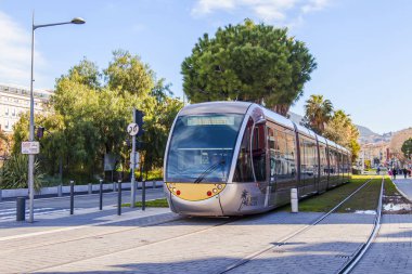 Güzel, Fransa, 7 Mart 2018. Modern yüksek hızlı tramvay şehrin sokak gider