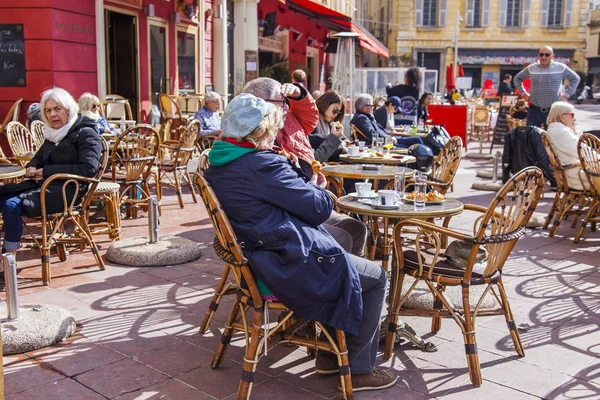 在2018年3月7日 人们在城市的历史的一部分 在风景如画的街道咖啡馆里休息和吃 — 图库照片