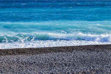 Akdeniz'de bir sörf pitoresk hattı. 