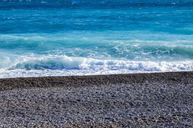 Akdeniz'de bir sörf pitoresk hattı. 