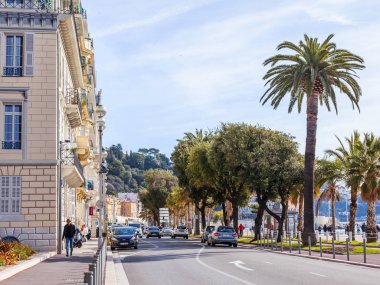 Güzel, Fransa, 7 Mart 2018. Tarihsel Promenade des Anglais, en güzel bir görünümünü bir desen ile günbatımı güneş yaktı. İnsanlar deniz kenarında yürüyüş