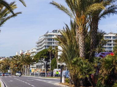 Güzel, Fransa, 7 Mart 2018. Tarihsel Promenade des Anglais, en güzel bir görünümünü bir desen ile günbatımı güneş yaktı. İnsanlar deniz kenarında yürüyüş